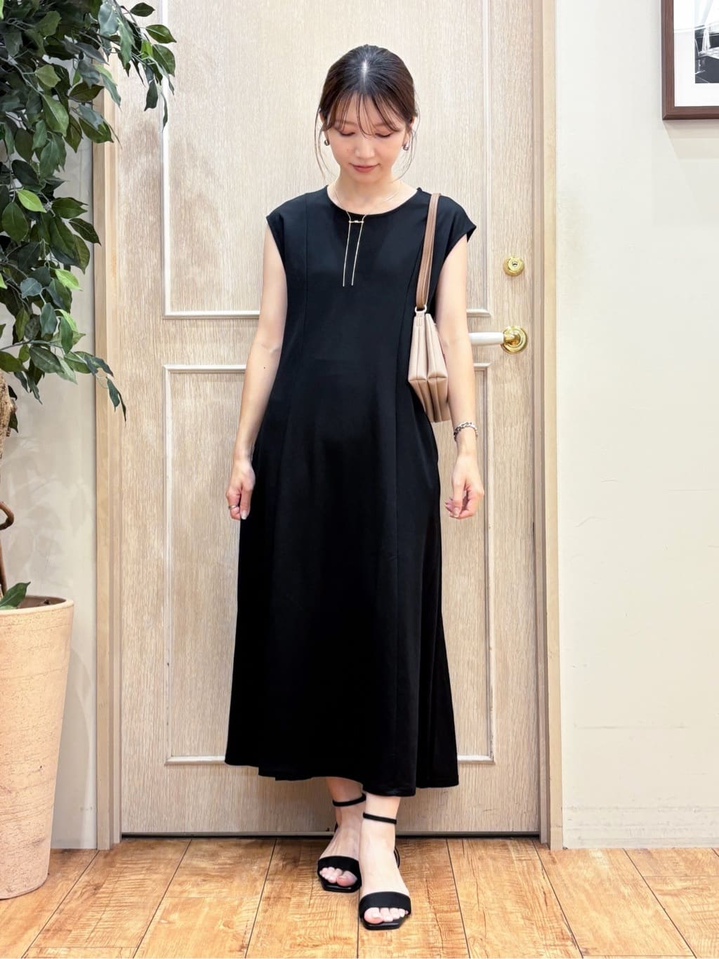 なみさんの「SHOO･LA･RUE｜【S-LL/ひんやり】切替ラインですっきりと 1枚で着られるロングワンピース」を使ったコーディネート