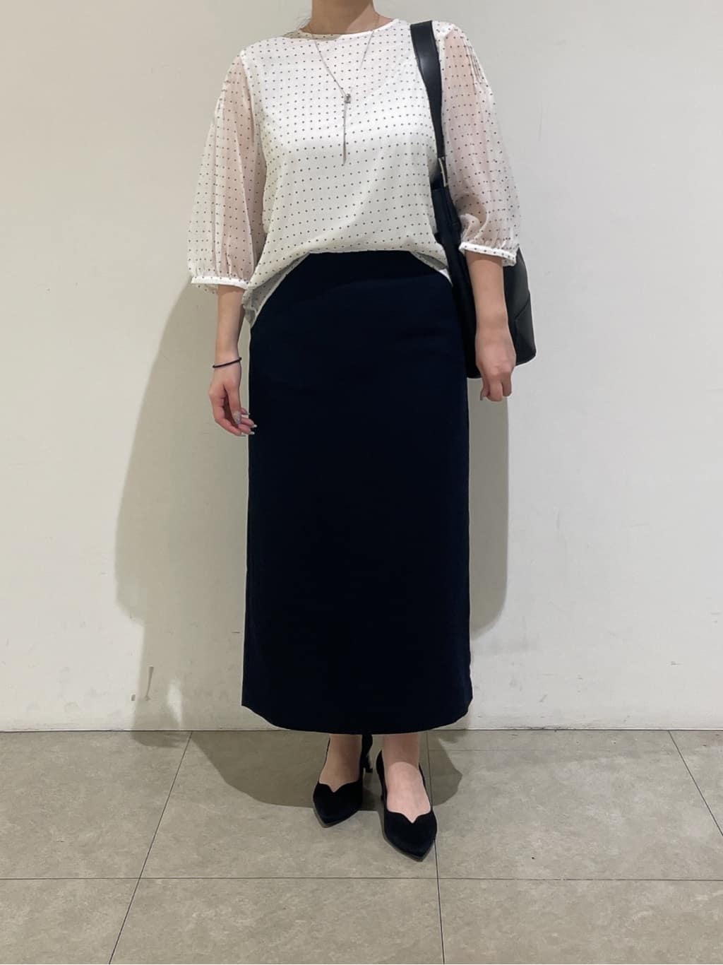 emikaさんの「INDIVI｜フロッキードットブラウス」を使ったコーディネート