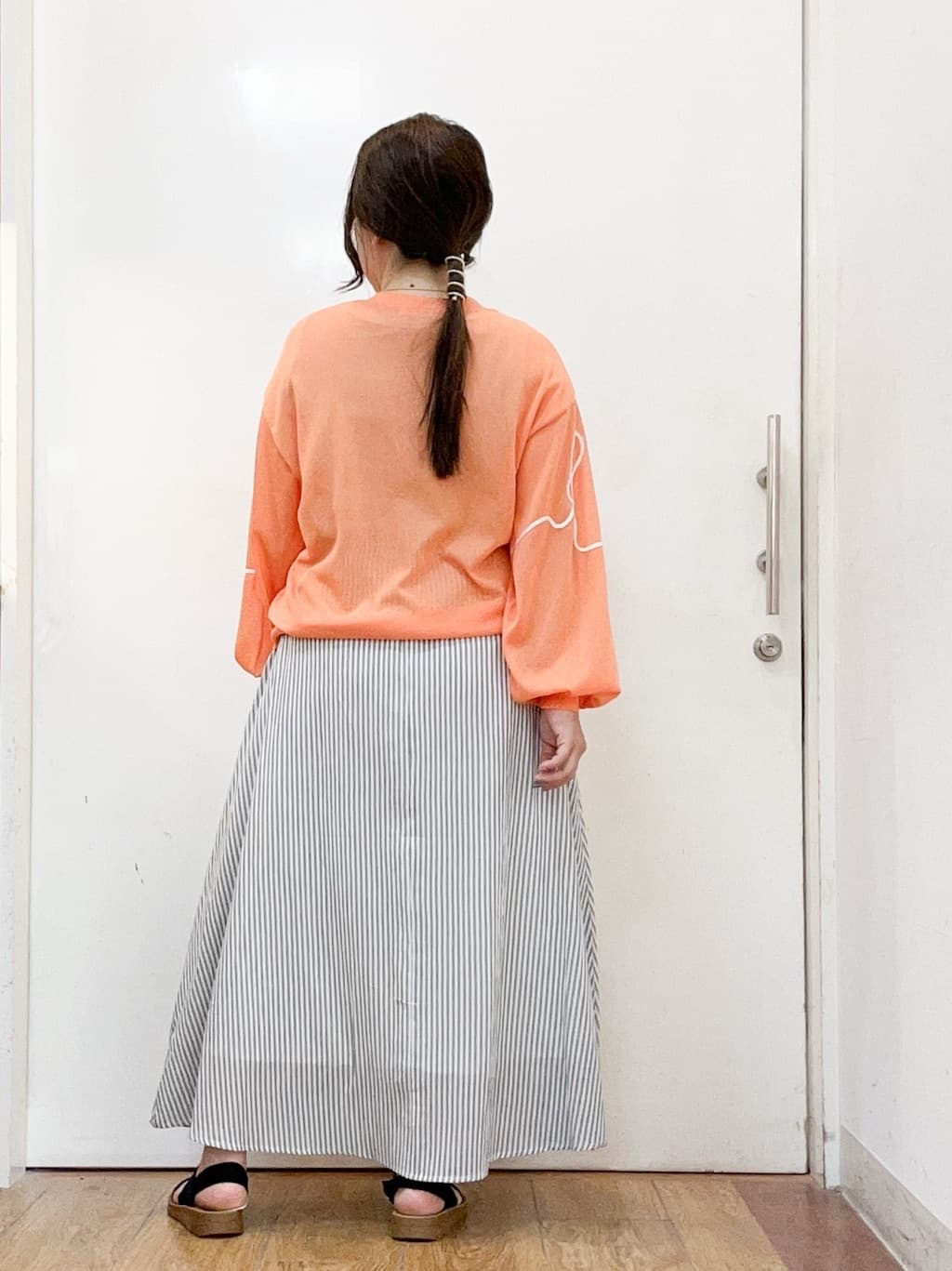 haruさんの「SHOO･LA･RUE｜ニュアンスデザインがこなれ見え 刺繍デザイン シアーカーディガン」を使ったコーディネート