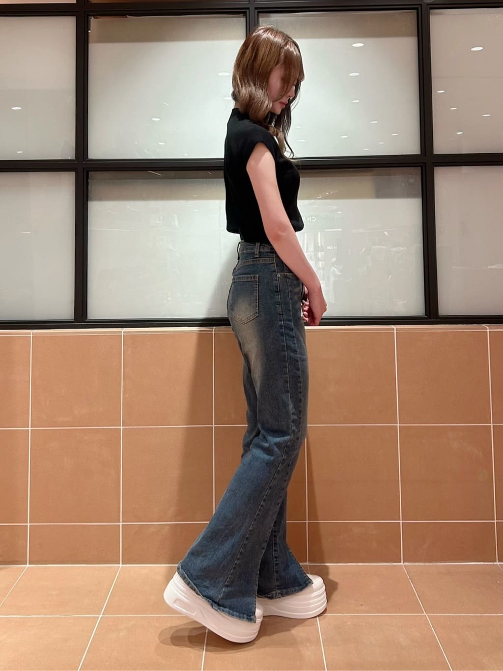 Arisaさんの「ESPERANZA｜【EC先行販売】きゅんフィット厚底フラットキルティングスタッズスニーカー」を使ったコーディネート