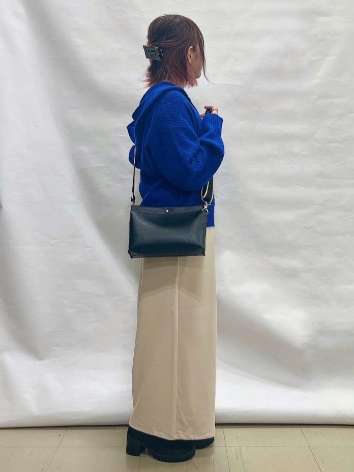 YUIさんの「SHOO･LA･RUE｜【S-LL】お顔周りをすっきり魅せる ふんわり Vネックフードニット」を使ったコーディネート