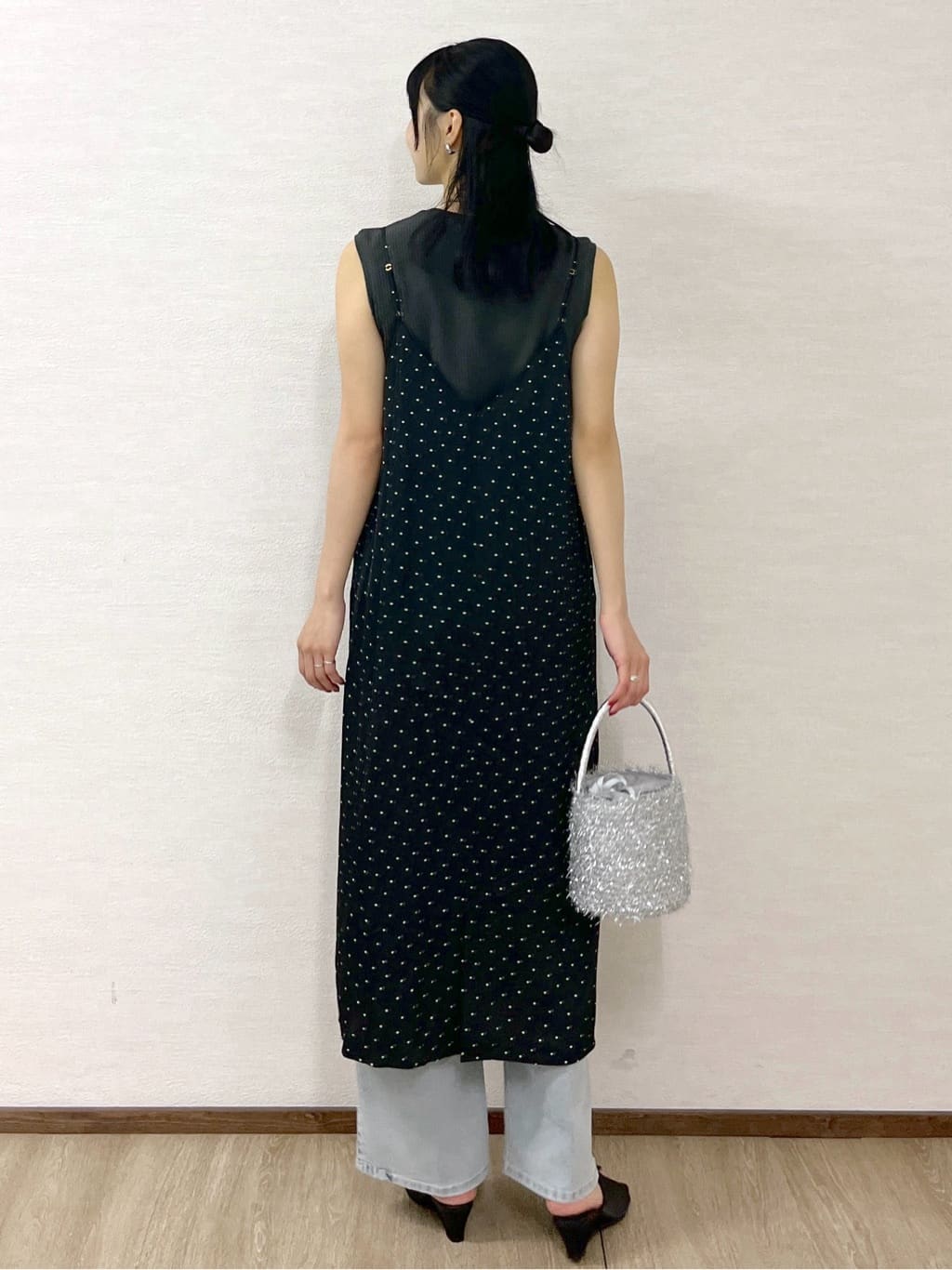 sachikoさんの「OPAQUE.CLIP｜ランダムドット サテンキャミワンピース【洗濯機洗い可】」を使ったコーディネート