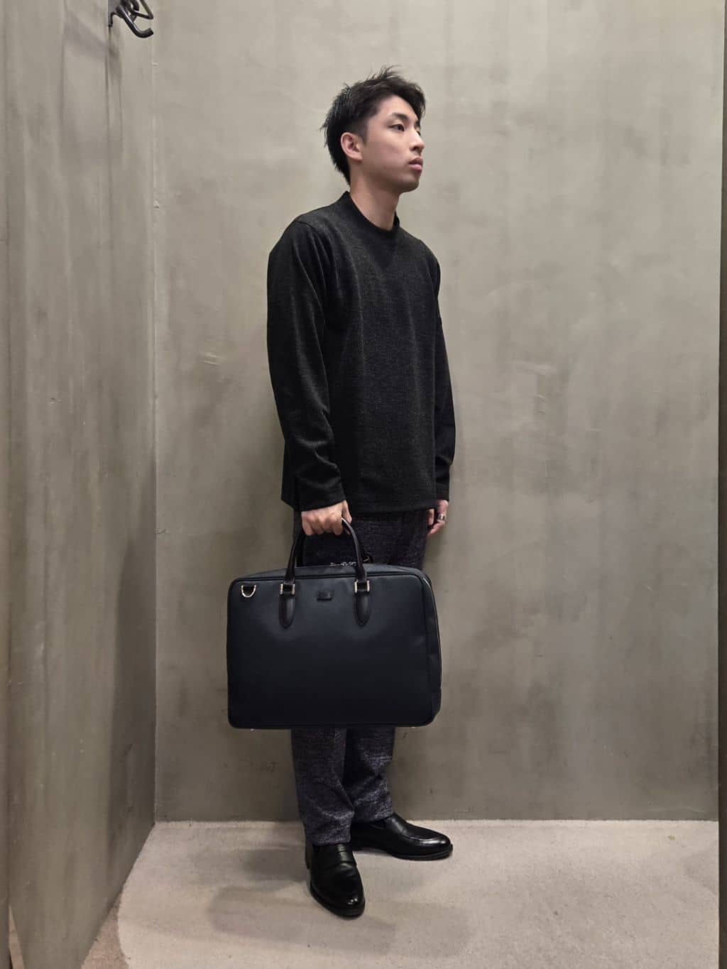 白木駆さんの「TAKEO KIKUCHI｜【ONOFF対応】TRダブルニット ストレッチパンツ」を使ったコーディネート