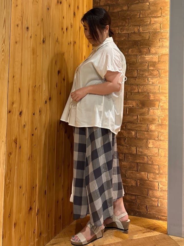 ゆかぴさんの「SHOO･LA･RUE｜◆【S-LL/ひんやり】後ろ姿も抜かりなく インせず着られる バックギャザーシャツ」を使ったコーディネート