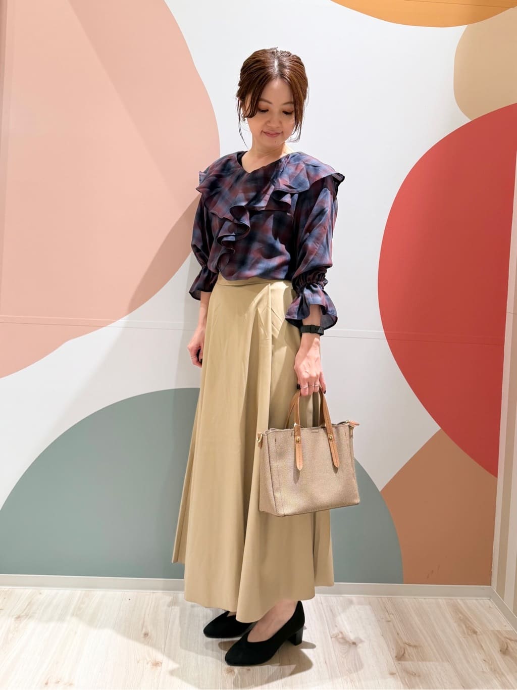 長女さんの「SHOO･LA･RUE｜【S-LL】1枚で華やか チェック柄フリルブラウス」を使ったコーディネート