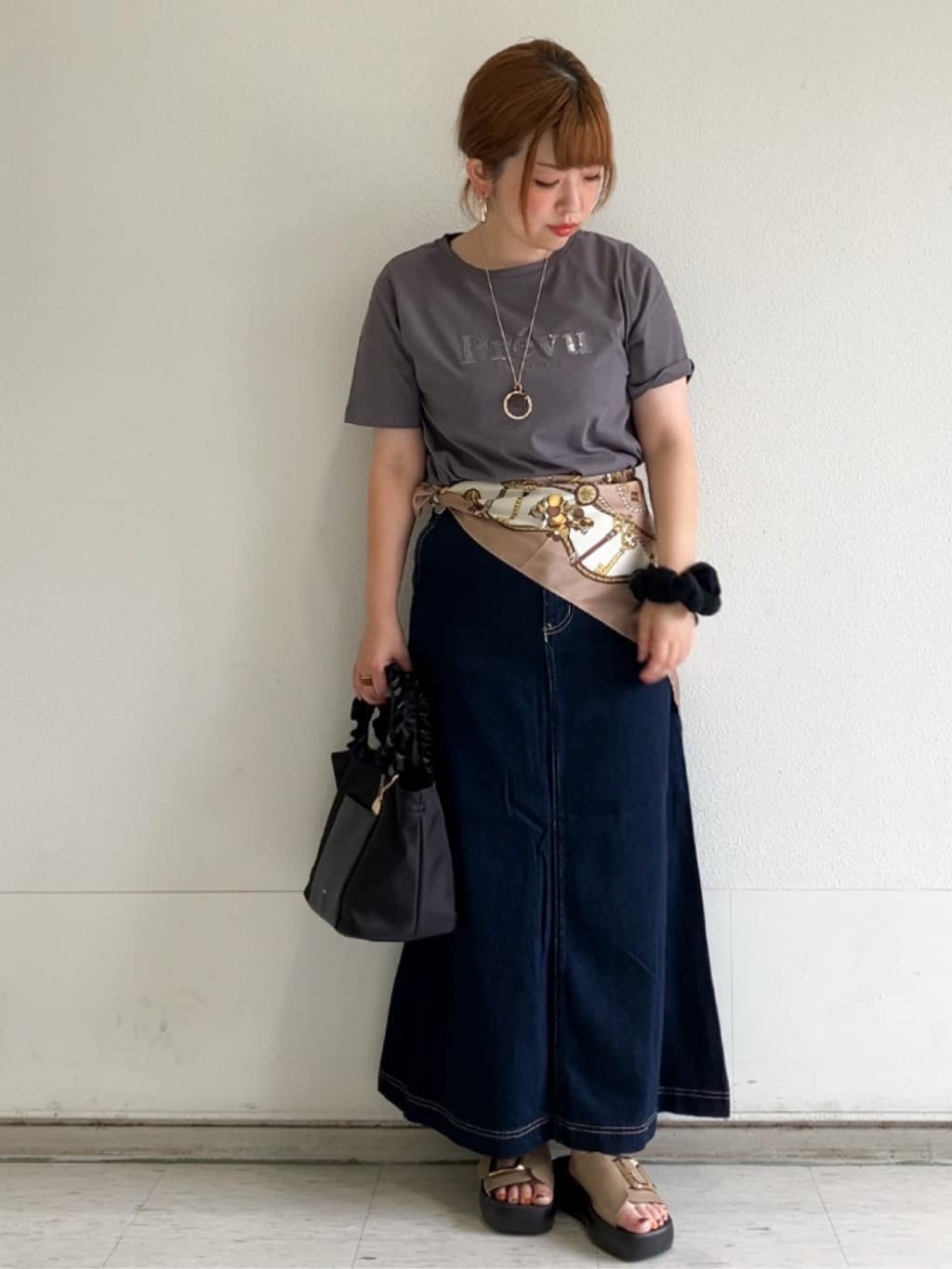 MIPPOさんの「index｜スパンコール刺繍ロゴTシャツ【洗濯機洗い可／接触冷感／UVケア】」を使ったコーディネート