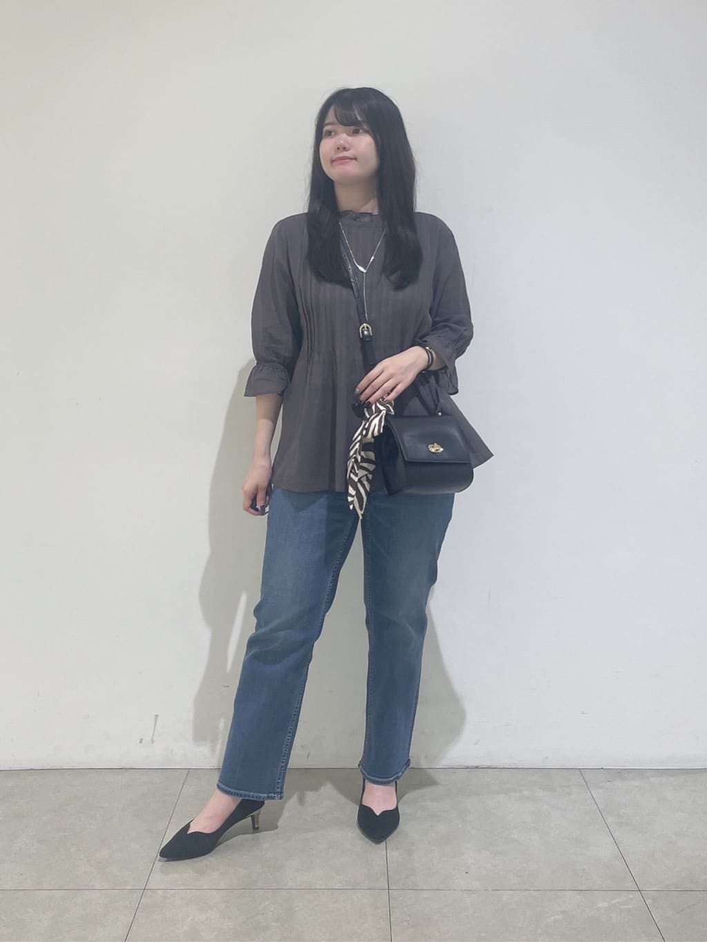 emikaさんの「INDIVI｜【褒められデニム】スリムストレート デニムパンツ」を使ったコーディネート