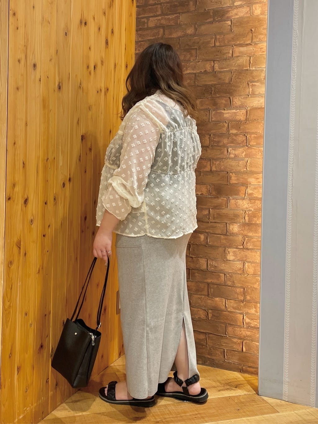 Risaさんの「SHOO･LA･RUE｜華やかにさをプラスする シアードビー シャーリングブラウス」を使ったコーディネート