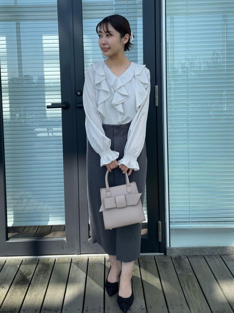 abeさんの「Couture brooch｜【洗える・ストレッチ・通勤】スエード調ダンボールIラインスカート」を使ったコーディネート