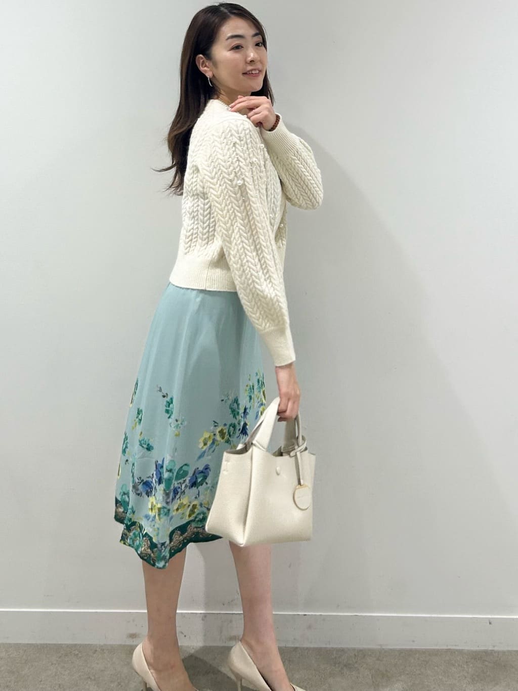 hayaseさんの「SunaUna｜【COLLECTION LINE】パール調カーデ」を使ったコーディネート