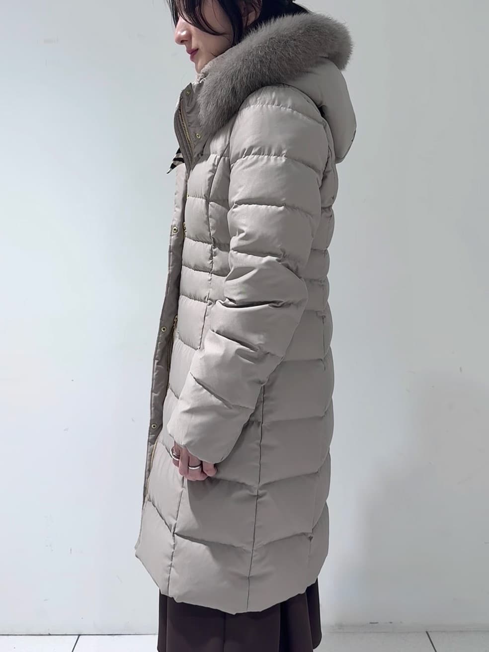 そんさんの「INDIVI｜【名品／撥水／抗菌防臭】ロング丈リサイクルダウンコート」を使ったコーディネート