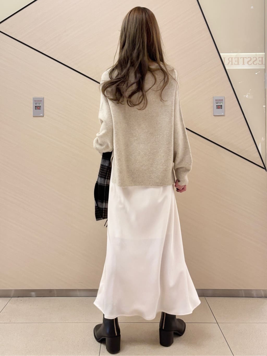 清水夏姫さんの「DRESSTERIOR｜ストレッチヴィンテージサテンナロースカート」を使ったコーディネート