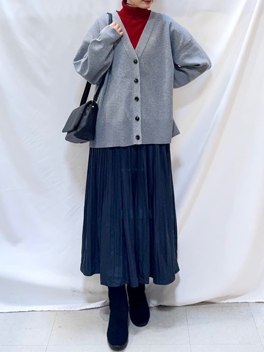𝐇𝐢𝐫𝐨𝐦𝐢さんの「SHOO･LA･RUE｜【洗える/毛玉レス】表面がきれいなVネックカーディガン」を使ったコーディネート