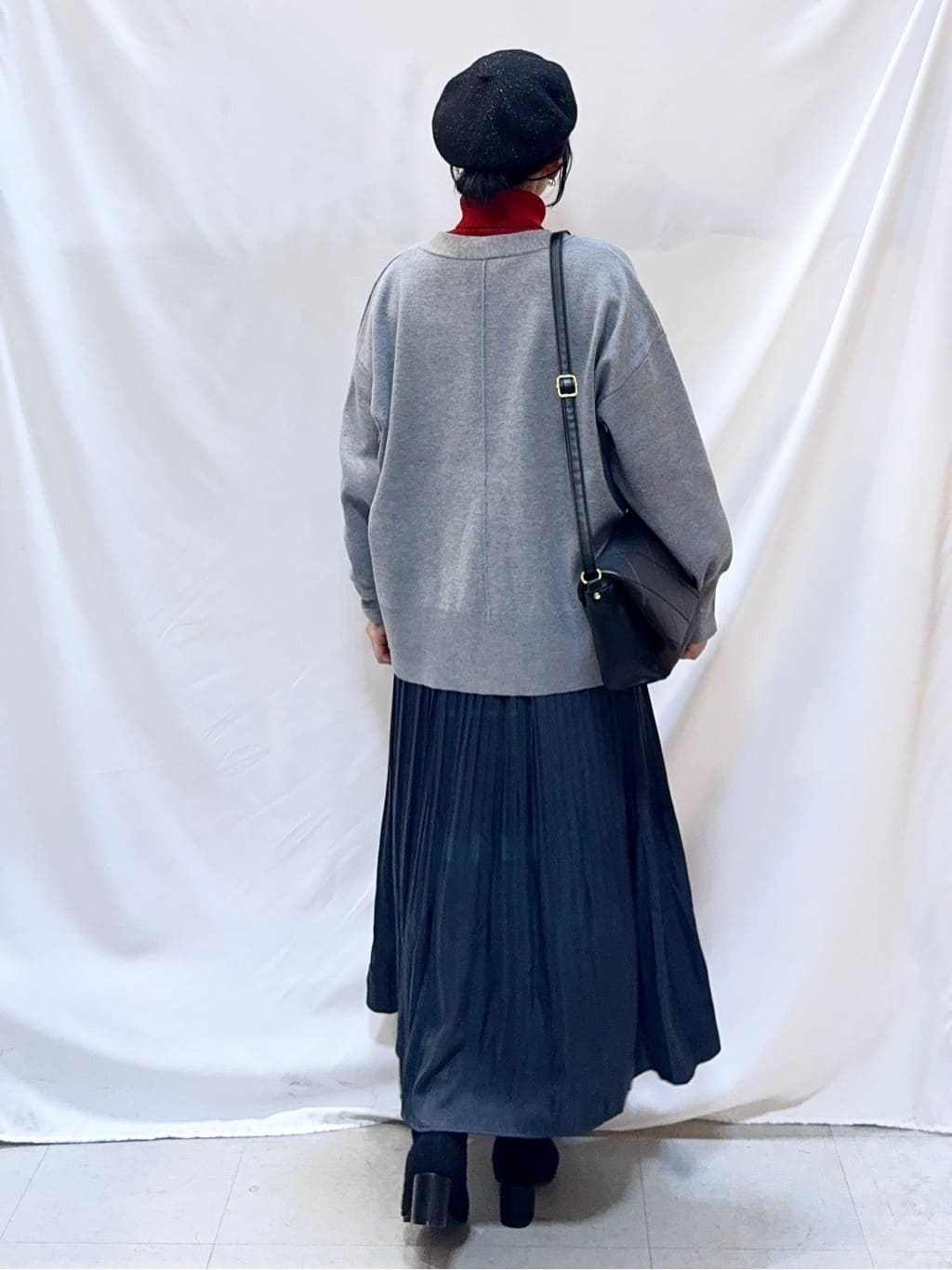 𝐇𝐢𝐫𝐨𝐦𝐢さんの「SHOO･LA･RUE｜【洗える/毛玉レス】表面がきれいなVネックカーディガン」を使ったコーディネート