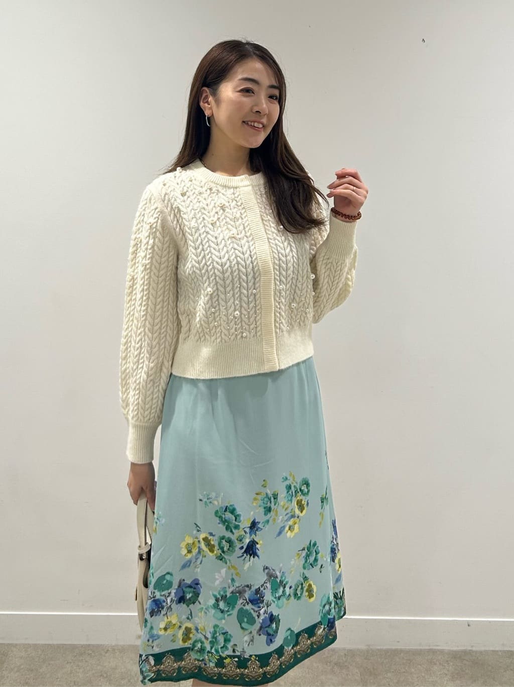 hayaseさんの「SunaUna｜【COLLECTION LINE】パール調カーデ」を使ったコーディネート