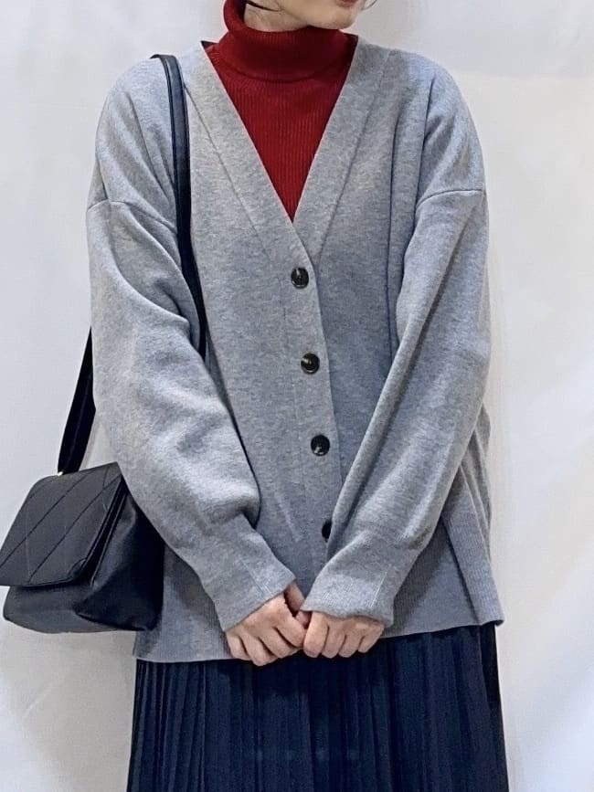 𝐇𝐢𝐫𝐨𝐦𝐢さんの「SHOO･LA･RUE｜【洗える/毛玉レス】表面がきれいなVネックカーディガン」を使ったコーディネート