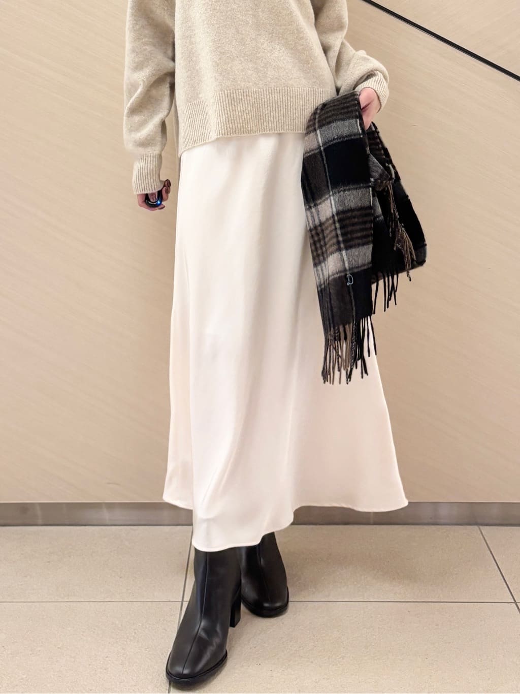 清水夏姫さんの「DRESSTERIOR｜ストレッチヴィンテージサテンナロースカート」を使ったコーディネート