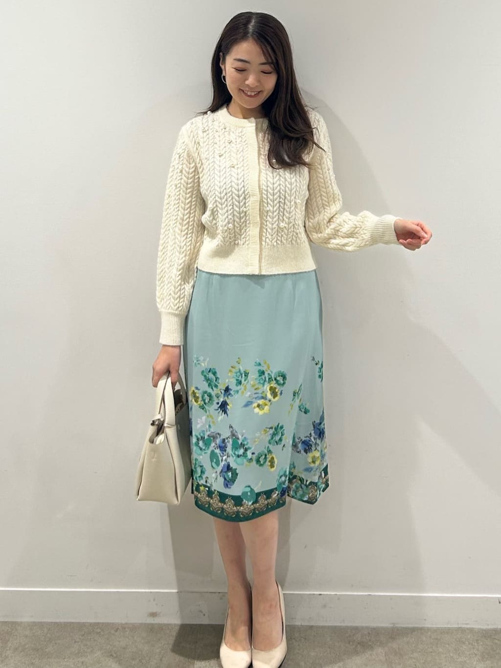 hayaseさんの「SunaUna｜【COLLECTION LINE】パール調カーデ」を使ったコーディネート