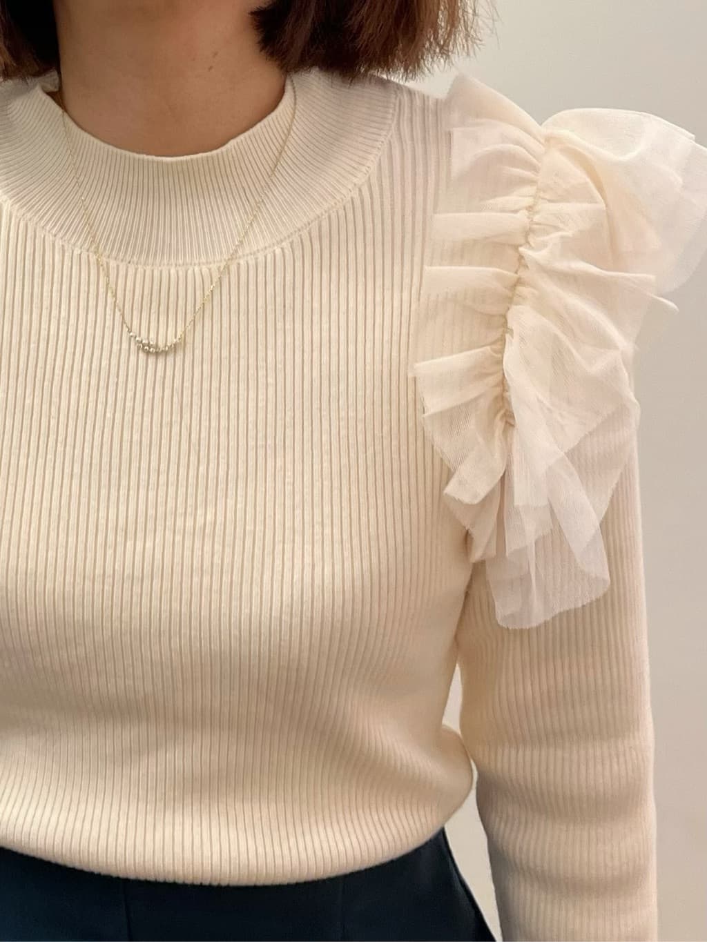 kcさんの「OPAQUE.CLIP｜ショルダーチュールフリルハイネックニット【洗濯機OK／抗ピル】」を使ったコーディネート
