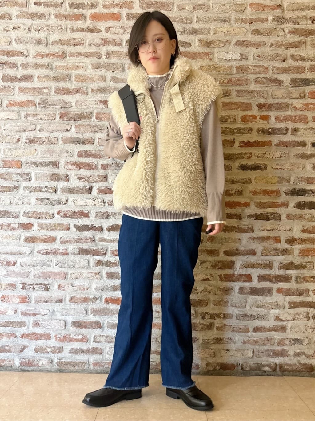 しばさんの「THE SHOP TK｜プラスするだけでこなれ見え ボアベスト」を使ったコーディネート