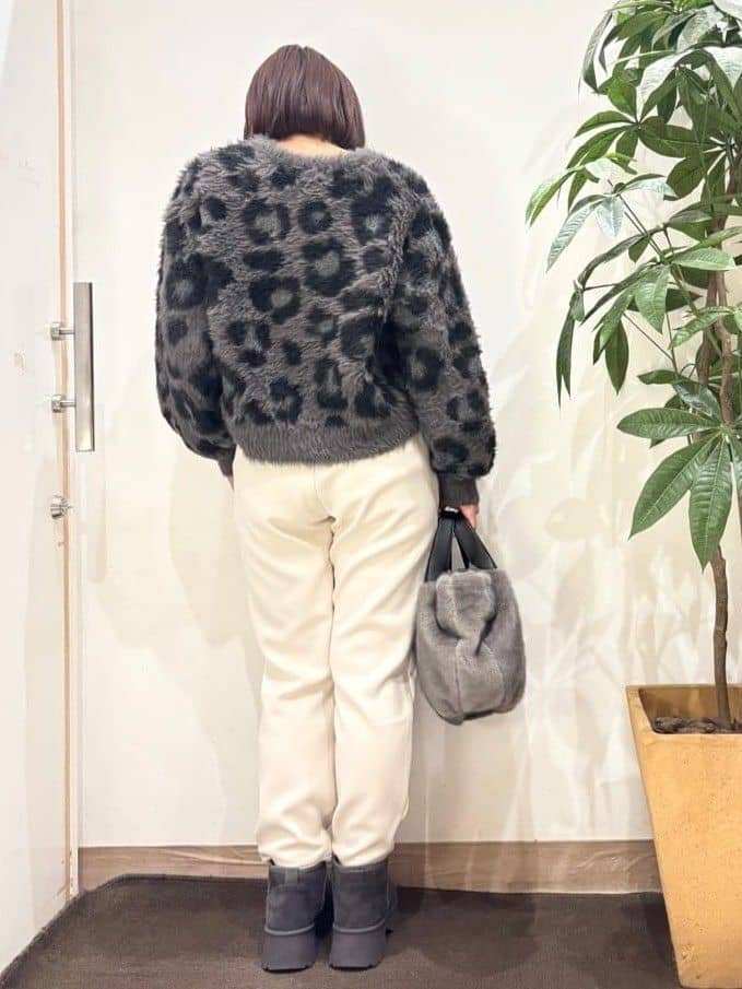 TOWAさんの「SHOO･LA･RUE｜【選べる4柄】ふわふわ ロングフェザーニット」を使ったコーディネート