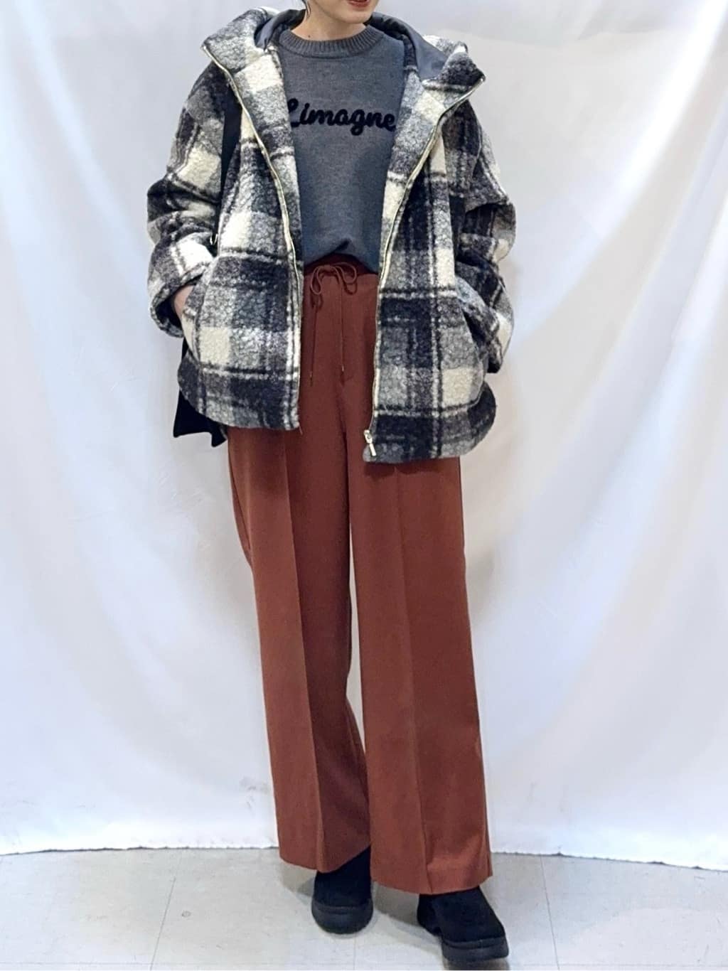 𝐇𝐢𝐫𝐨𝐦𝐢さんの「SHOO･LA･RUE｜【S-LL/洗濯機可】ふわふわがやみつきになる柔らかさ スウェットライクロゴニット」を使ったコーディネート