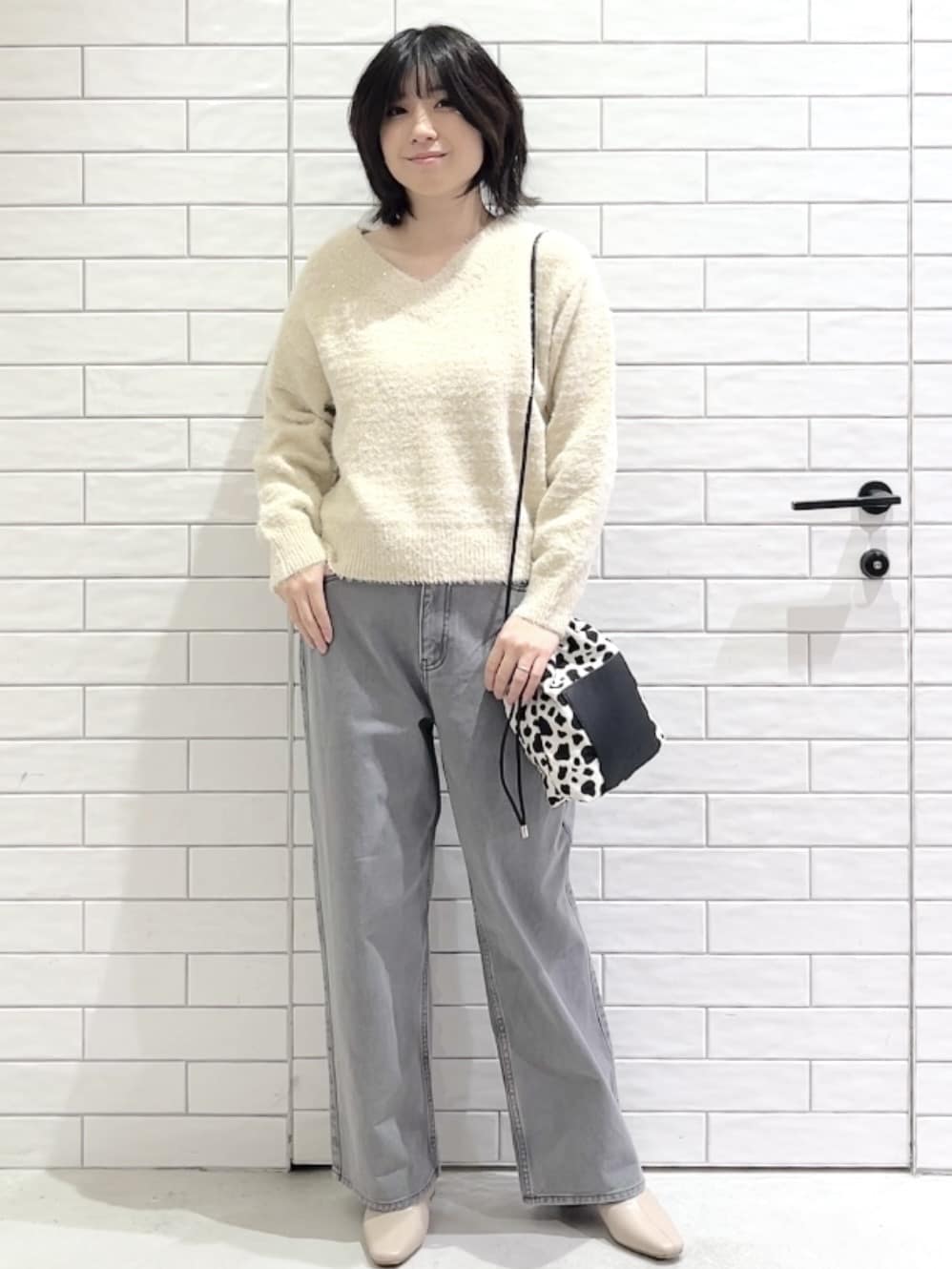 しおりさんの「OPAQUE.CLIP｜スパンコールフェザーVネックニット【洗濯機OK】」を使ったコーディネート