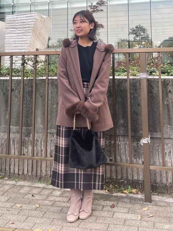 abeさんの「Couture brooch｜【大人可愛い・フード取り外し可能】フードフェイクファー ハーフ丈コート」を使ったコーディネート