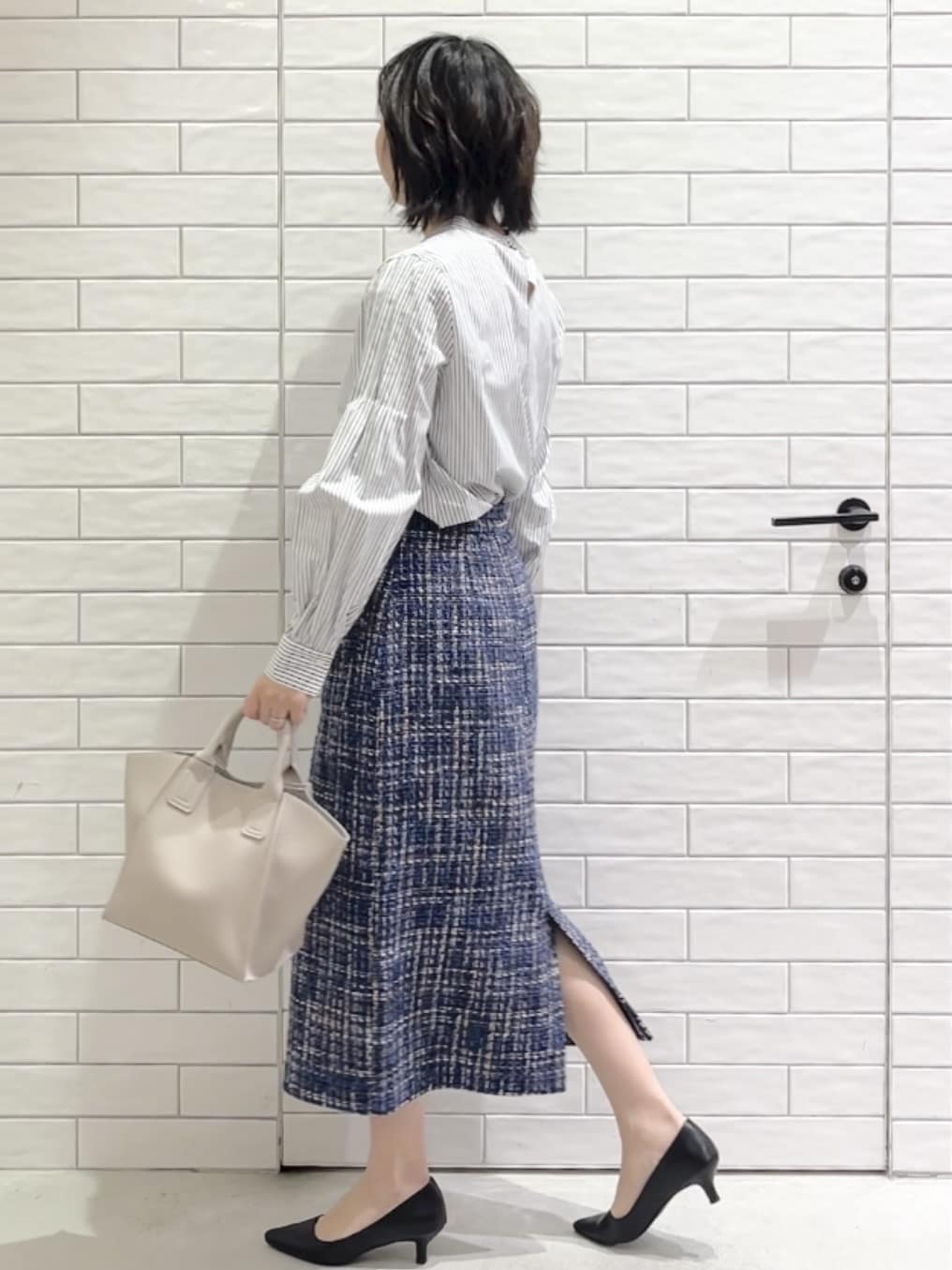 しおりさんの「OPAQUE.CLIP｜《通勤対応》袖タックボリュームブラウス【洗濯機OK】」を使ったコーディネート