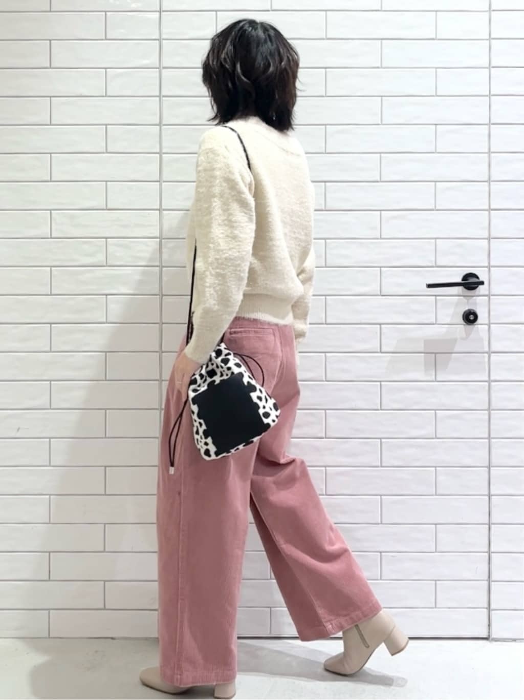 しおりさんの「OPAQUE.CLIP｜スパンコールフェザーVネックニット【洗濯機OK】」を使ったコーディネート