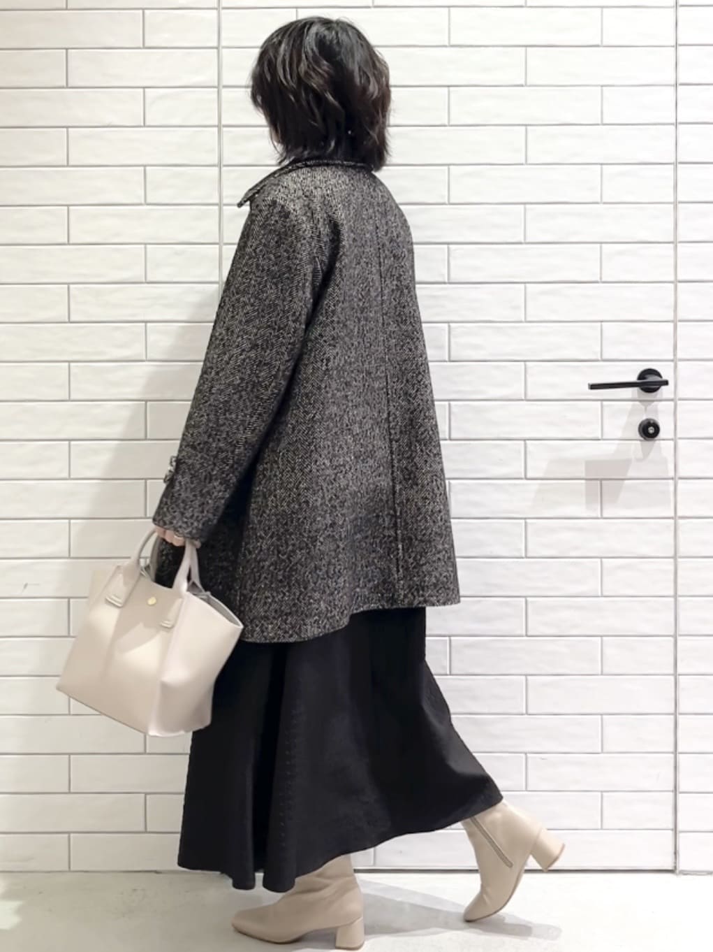 しおりさんの「OPAQUE.CLIP｜ヘリンボーンステンカラーコート」を使ったコーディネート