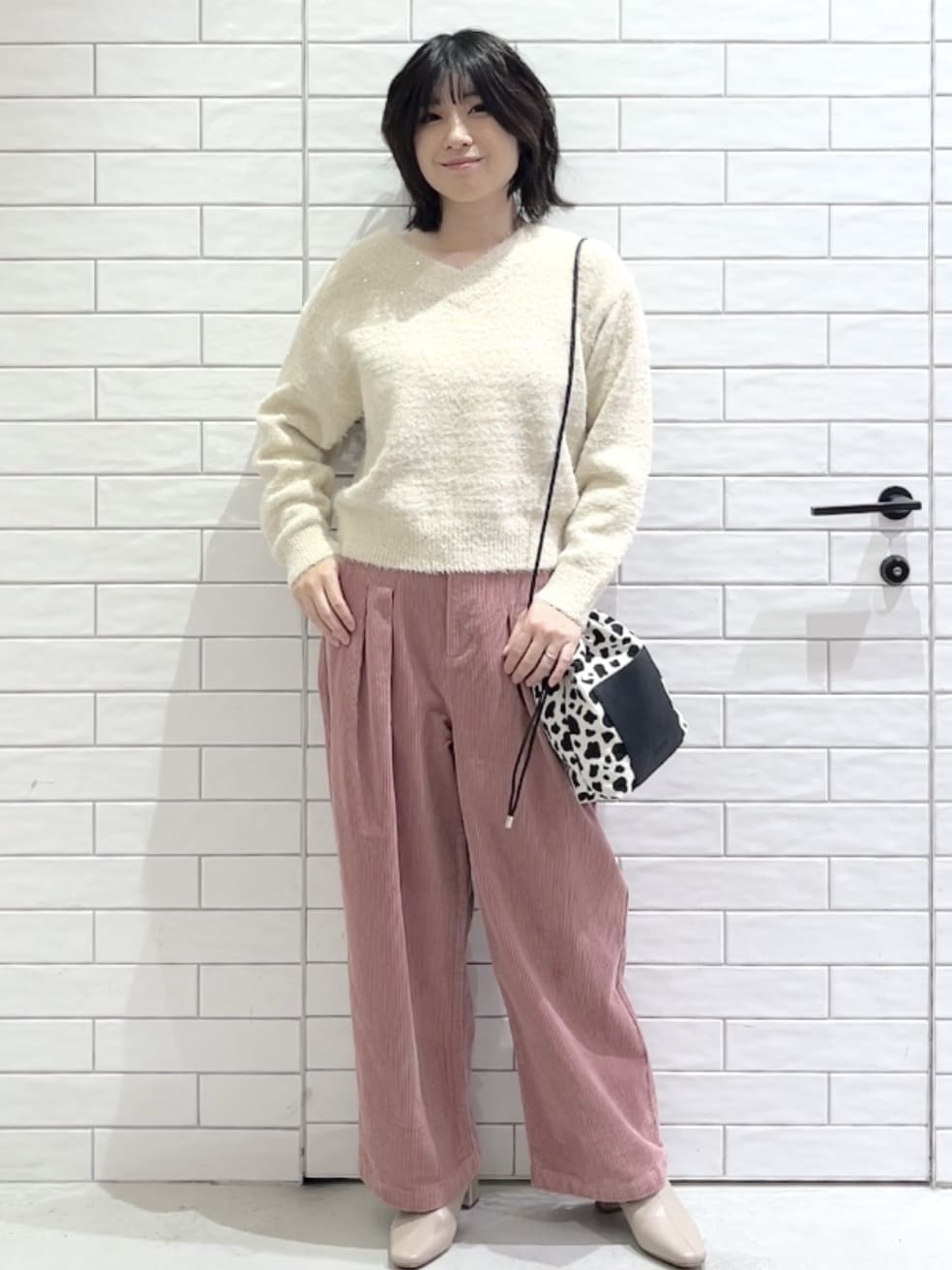 しおりさんの「OPAQUE.CLIP｜スパンコールフェザーVネックニット【洗濯機OK】」を使ったコーディネート