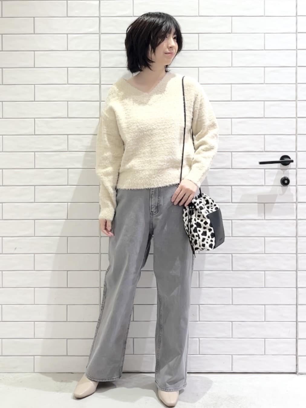 しおりさんの「OPAQUE.CLIP｜スパンコールフェザーVネックニット【洗濯機OK】」を使ったコーディネート