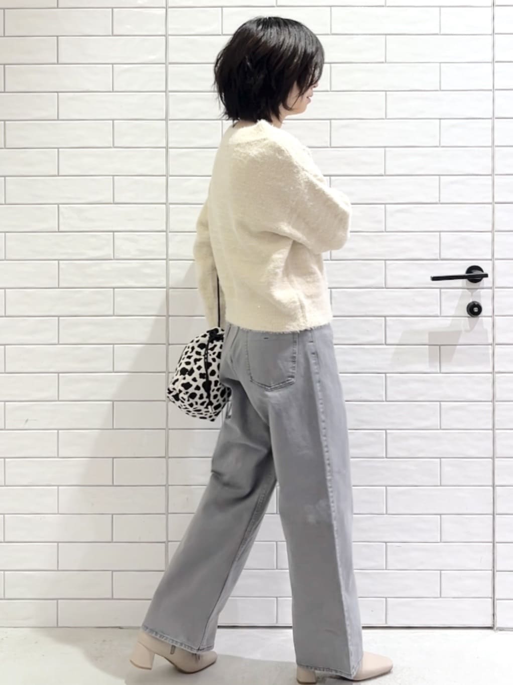 しおりさんの「OPAQUE.CLIP｜スパンコールフェザーVネックニット【洗濯機OK】」を使ったコーディネート