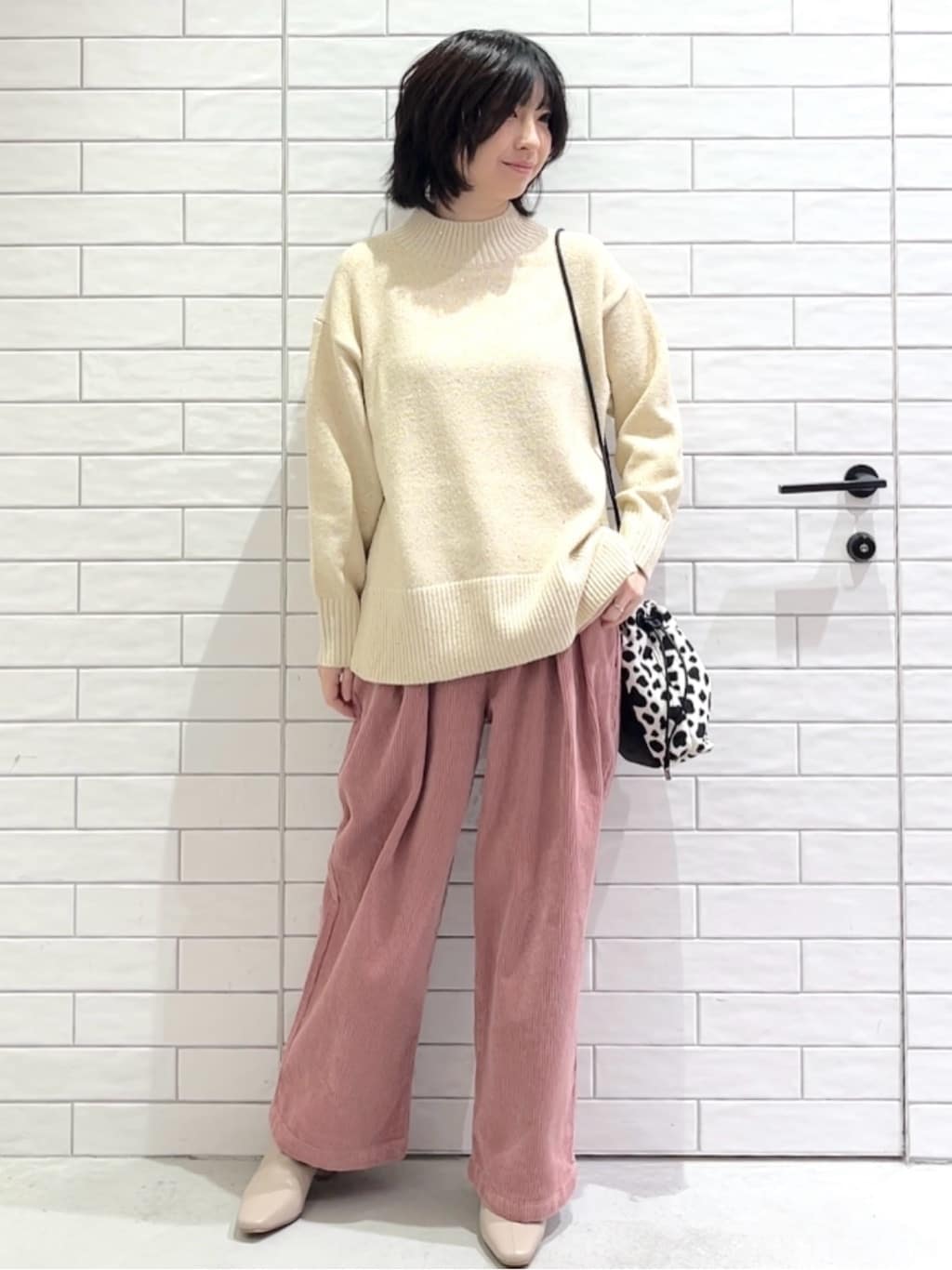 しおりさんの「OPAQUE.CLIP｜コーデュロイタックワイドパンツ【洗濯機OK】」を使ったコーディネート