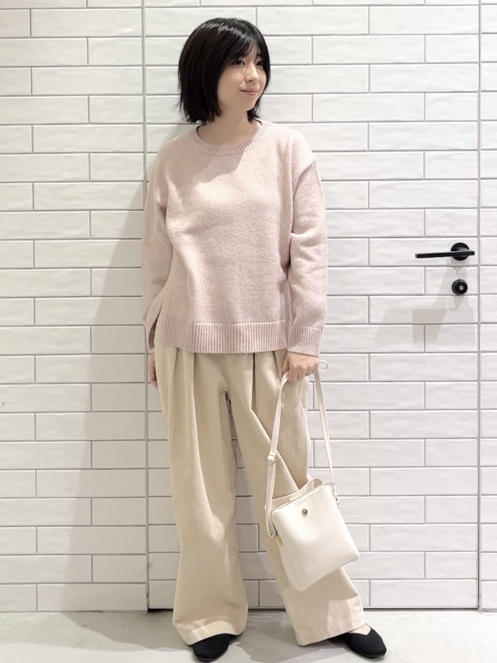 しおりさんの「OPAQUE.CLIP｜リラクシークルーネックニット【洗濯機OK】」を使ったコーディネート