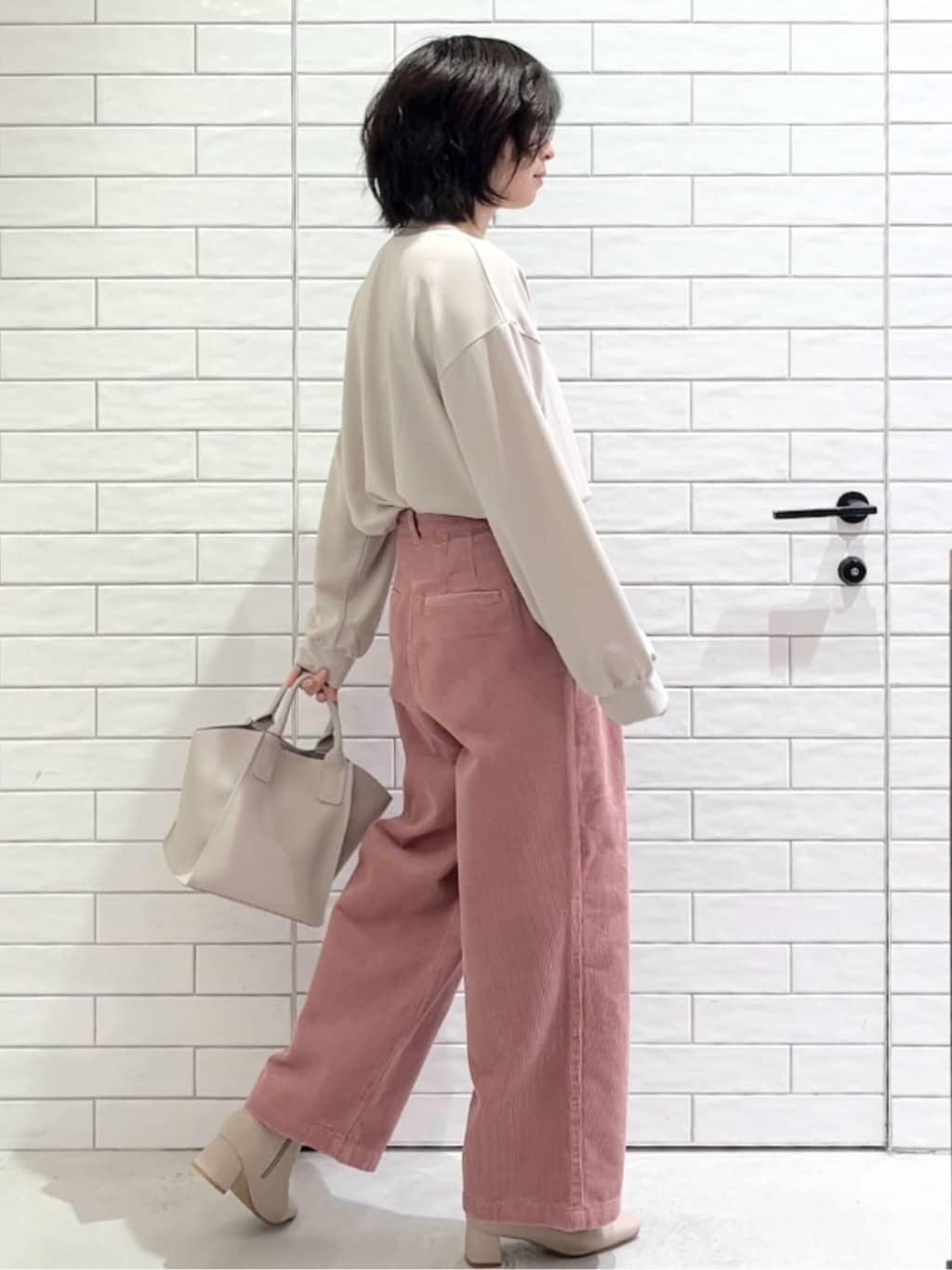 しおりさんの「OPAQUE.CLIP｜サテン使いヘンリーネックトップス【洗濯機OK】」を使ったコーディネート
