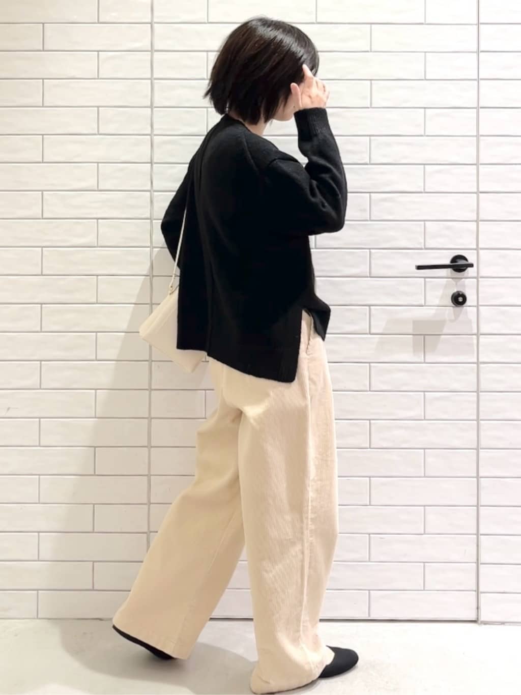 しおりさんの「OPAQUE.CLIP｜リラクシークルーネックニット【洗濯機OK】」を使ったコーディネート