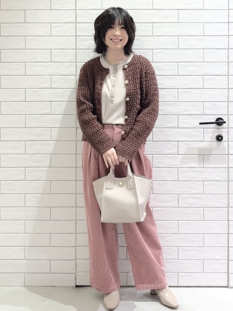しおりさんの「OPAQUE.CLIP｜モヘヤタッチケーブル金ボタンカーディガン【洗濯機OK】」を使ったコーディネート