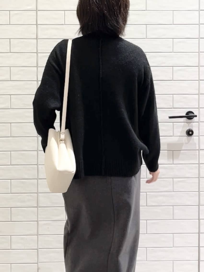 しおりさんの「OPAQUE.CLIP｜リラクシークルーネックニット【洗濯機OK】」を使ったコーディネート