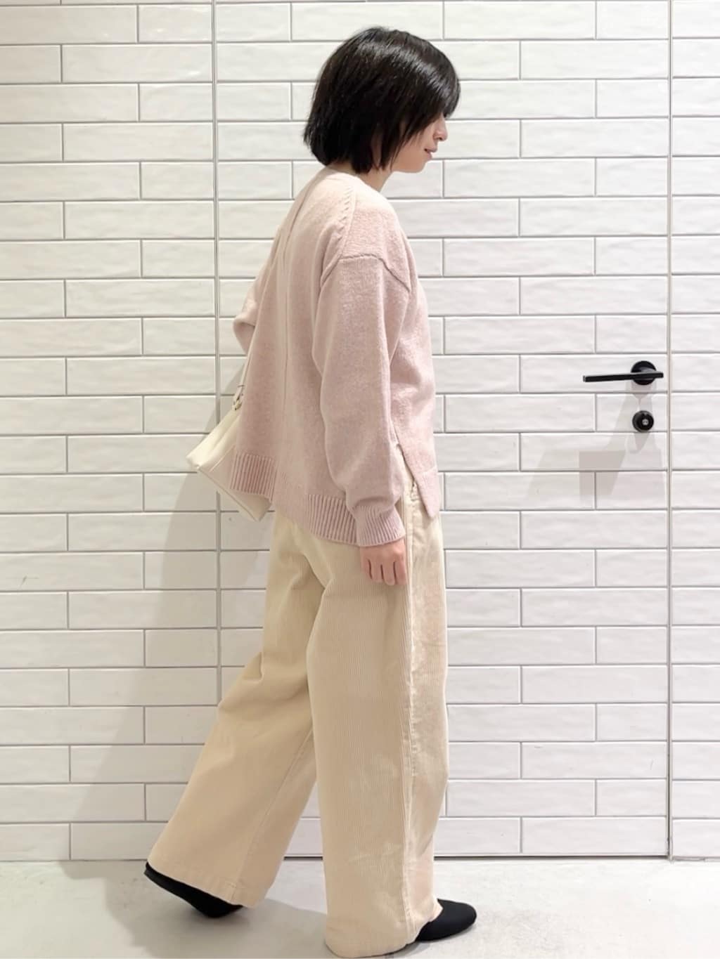 しおりさんの「OPAQUE.CLIP｜リラクシークルーネックニット【洗濯機OK】」を使ったコーディネート