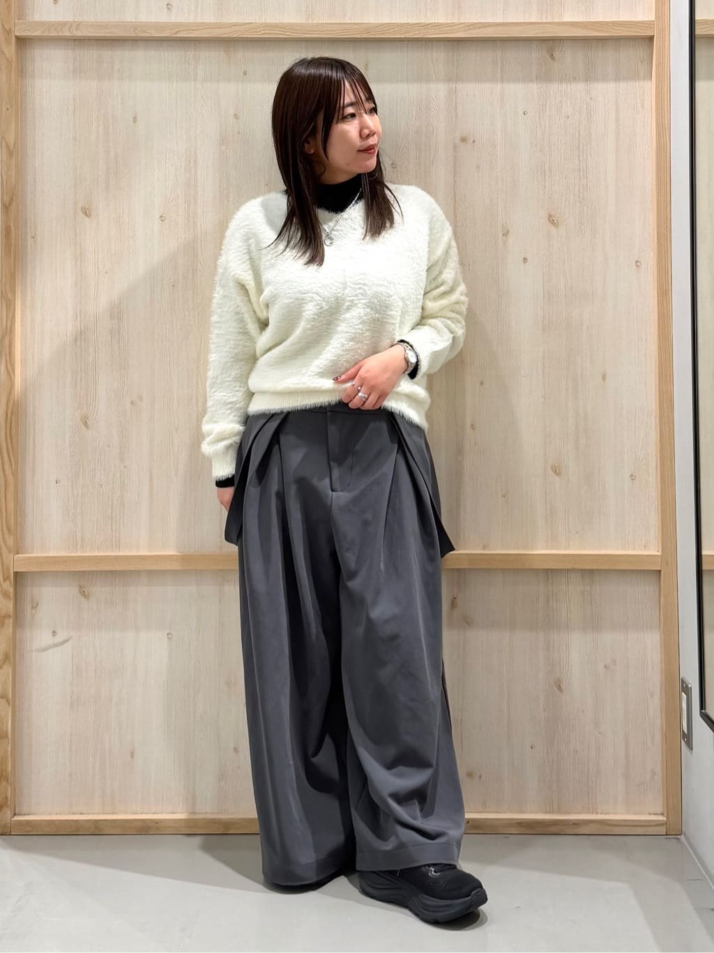 nanaさんの「THE SHOP TK｜【華やかで柔らか】ふわふわフェザーニット/洗える・前後2WAY」を使ったコーディネート