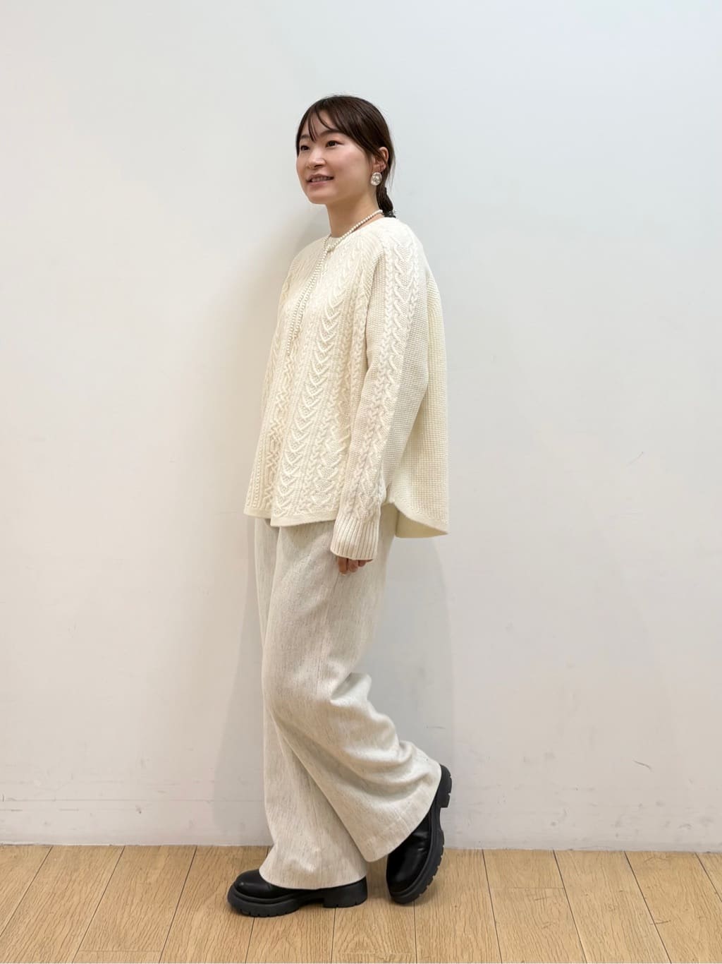 maiさんの「INDIVI｜【洗える】ケーブルデザイン ラウンドヘムニット」を使ったコーディネート