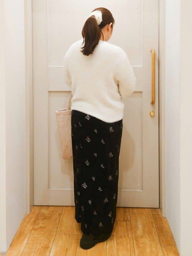 ななこさんの「SHOO･LA･RUE｜【S-LL】きらっと華やか ふんわりラメフェザーニット」を使ったコーディネート