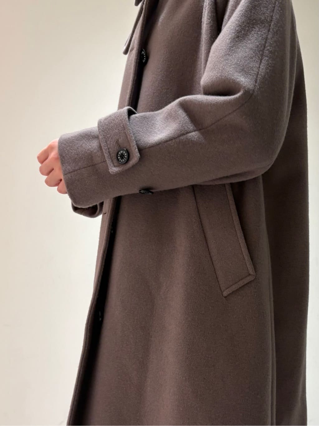 やなぎさんの「DRESSTERIOR｜センタープレス ワイドストレートデニム」を使ったコーディネート