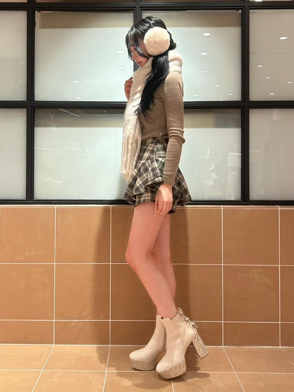 Arisaさんの「ESPERANZA｜【ラク盛り/ショートブーツ】リピーター続出／脚長美脚 バックリボングリッターヒールショートブーツ」を使ったコーディネート