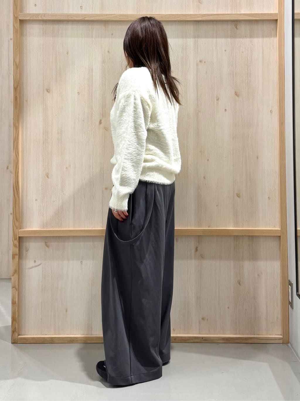nanaさんの「THE SHOP TK｜【華やかで柔らか】ふわふわフェザーニット/洗える・前後2WAY」を使ったコーディネート