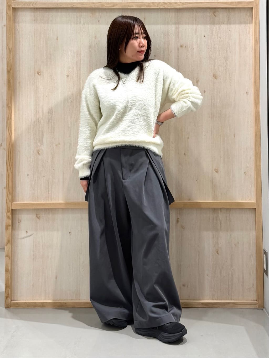 nanaさんの「THE SHOP TK｜【華やかで柔らか】ふわふわフェザーニット/洗える・前後2WAY」を使ったコーディネート