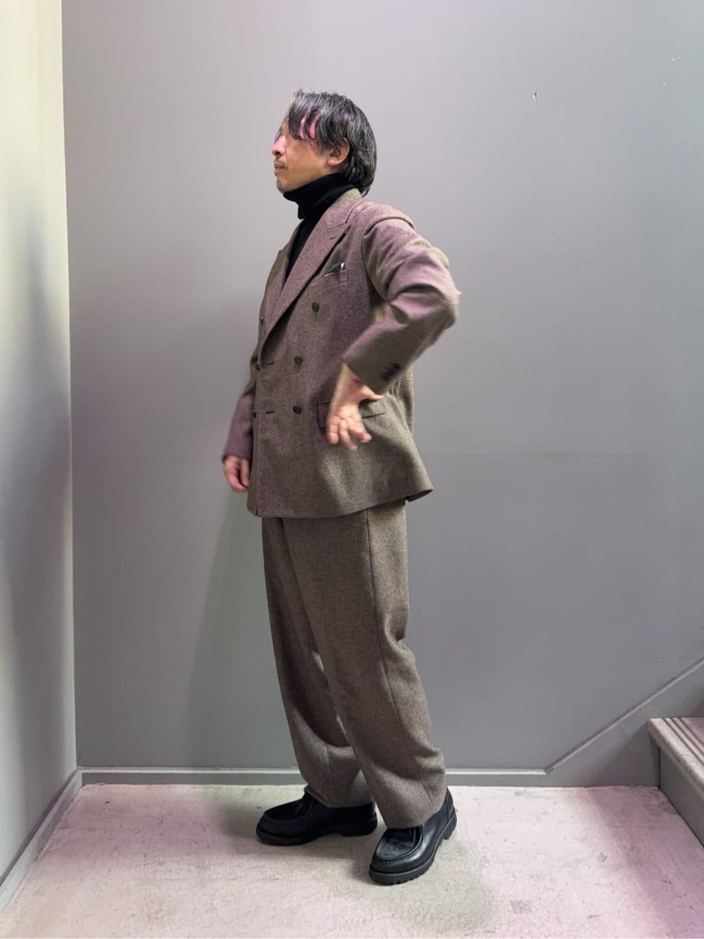 デザイナーTAKEman さんの「TAKEO KIKUCHI｜【Sサイズ～】ナチュラルツイルスラックス」を使ったコーディネート