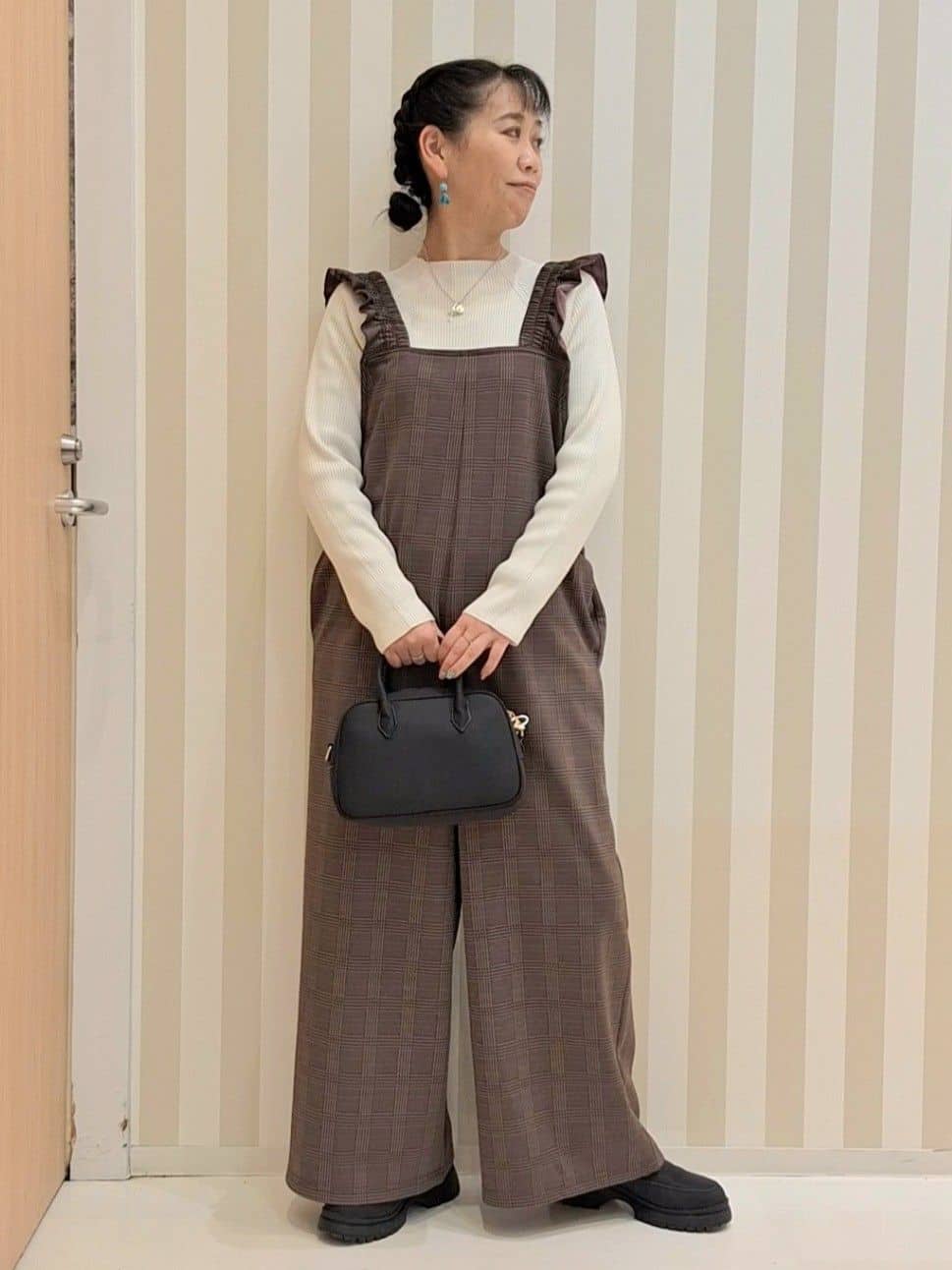 Saoさんの「SHOO･LA･RUE｜【あったか】大人のための チェック柄フリルサロペット」を使ったコーディネート